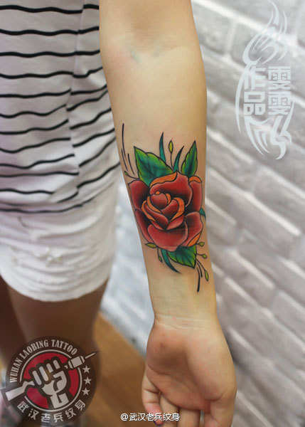 手部漂亮的玫瑰花纹身作品――雯雯老兵纹身作品