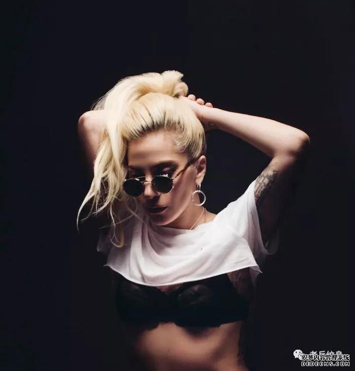 ԺжLady GagaʶֻͣڡסĽ׶  2017-11-10  ϱ ͼ  Gaga֪ Ϊĳ һסPoke Face˵ǻйÿһ ţŷǾôٶ۰    ڹ֪϶֮ Խ˽Gagaڿϵ ֣ôȷԭ    GagaڳǰΪסλȱǩ̶üĹעҲΪ˼ά൱ǰۡɷϵȻһλ̨ʵɳ    ǰڡλסһΪķ ŦԼиʱ ֻһ˲    ˵ʱУͲòᵽ ʵ˵Ҳͨ ȷʵ˲ٹע 仰˵ҲӵȦعһ    ȣGagaİְַ ȴȰ Ϊذְֲͬʱ׷ ֻѡ Ҳȫɾ ԣڿֻһGagaҲþ    ˵ʵдһֵ ǣϾרҵ GagaĹͲ ȤСԶ    ùеů Ϊĸ ԹҵȰ    Gagaڰ˹ݳ ô൱ӡ ʮֺܹ ǣһ¸ҵվϰ˹̨ ݽʱȫΪ֮    ʵGagaԼҲܺ 19ʱ ߹ǶӰ֮ ¸һвͦܺ αϵܺ֯ı־ ȺҲ׷POԼ֧    ڰ˹ݳ׸ Til It Happens to You ൱ж ҴһһվԼ    Ϊȫܺ߷GagaҲ ʦҲLady Gagaĺ      Ҳ׷ױʾ֧֣ԼĴ      Ϊһ Լȫ翴 ٳ䱻ע Ǹ൱ľ ҲǹΪʲô˵Gagaůĵԭ    ţϹϲס Born this way   Born This Way Lady Gaga - Born This Way (Bonus Track Version)   Im beautiful in my way . Cause god makes no mistakes. Ҷصϵ۲˭ Im on the right track baby. I was born this way . 죬 Dont hide yourself in regret. Just love youself and youre set. Ҫڮ٣ܵ    / ʱ /  Lady Gagaĸط㣿 Ǹǹ棿  ☟☟☟ حÿһح